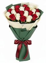 Букет Микс из красных и белых роз в Маришкино