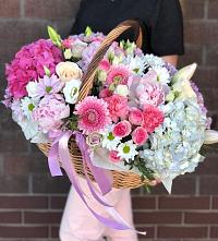 Цветочная композиция из Розы, Хризантемы, Пионы и Лизиантусы в корзине #REPLACE_PRED# Маришкино