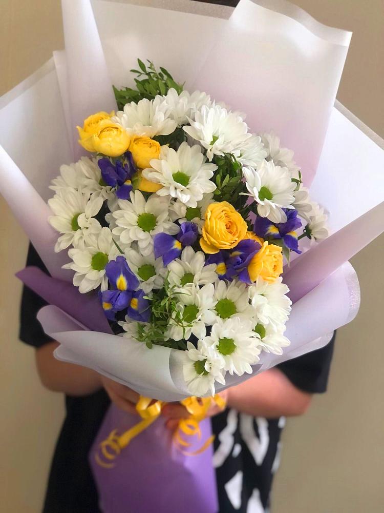 Букет цветов из: Ирисы, Хризантемы и Розы в Маришкино
