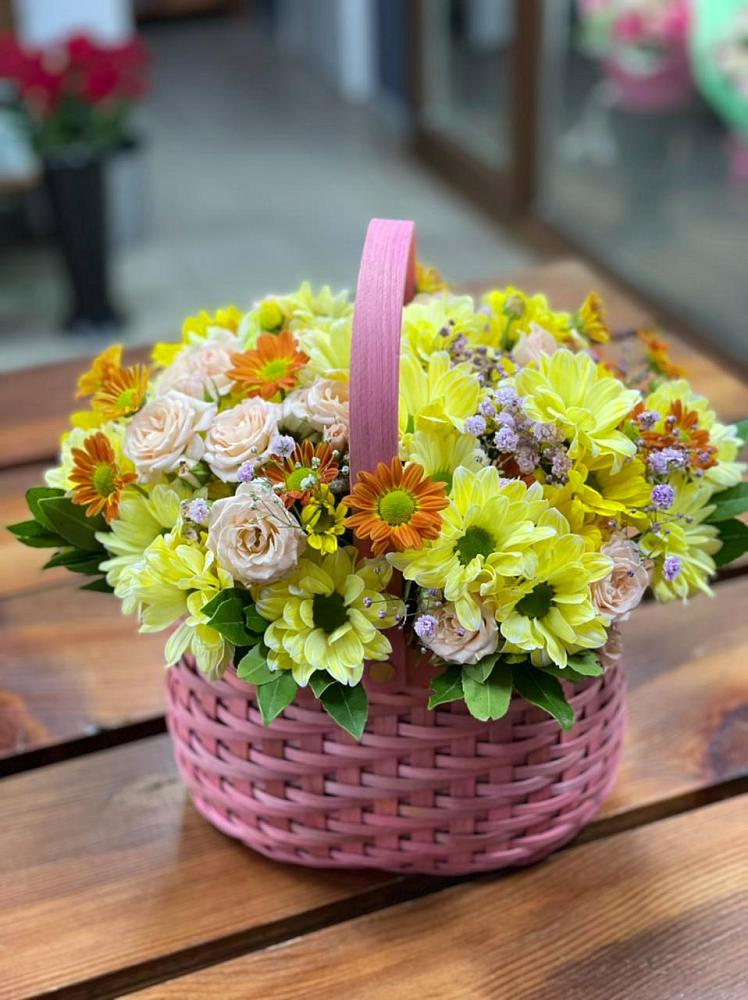 Цветочная композиция из Хризантемы и Розы в корзине в Маришкино