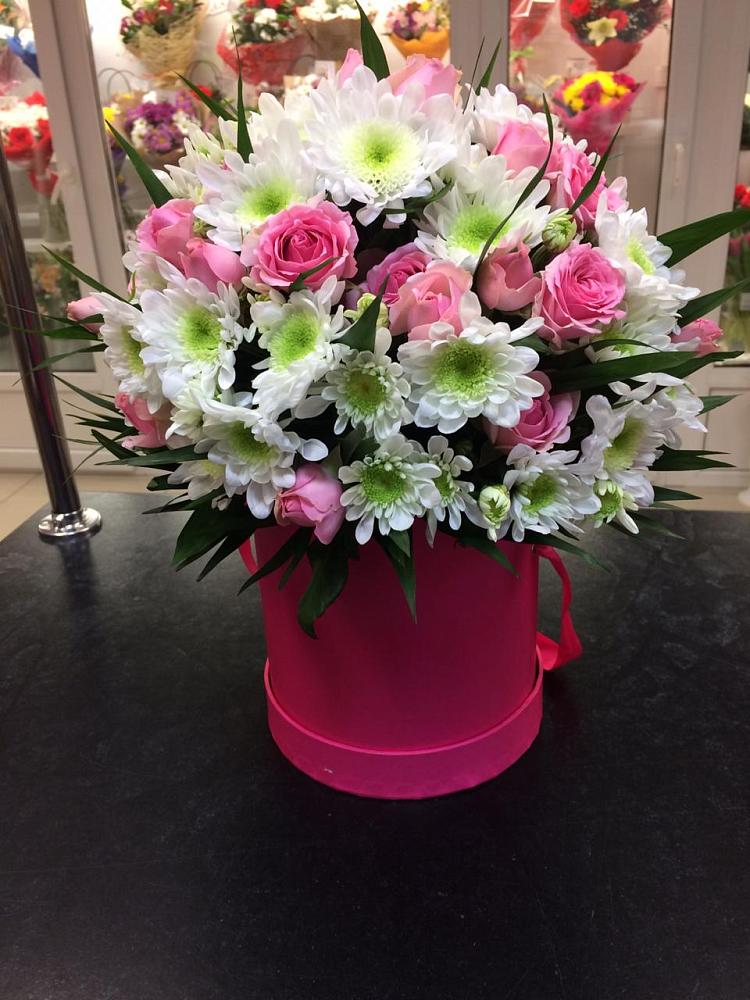 Цветочная композиция из Розы и Хризантемы в шляпной коробке в Маришкино