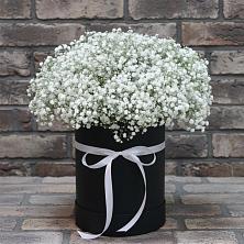 Цветочная композиция из Гипсофила в шляпной коробке в Маришкино