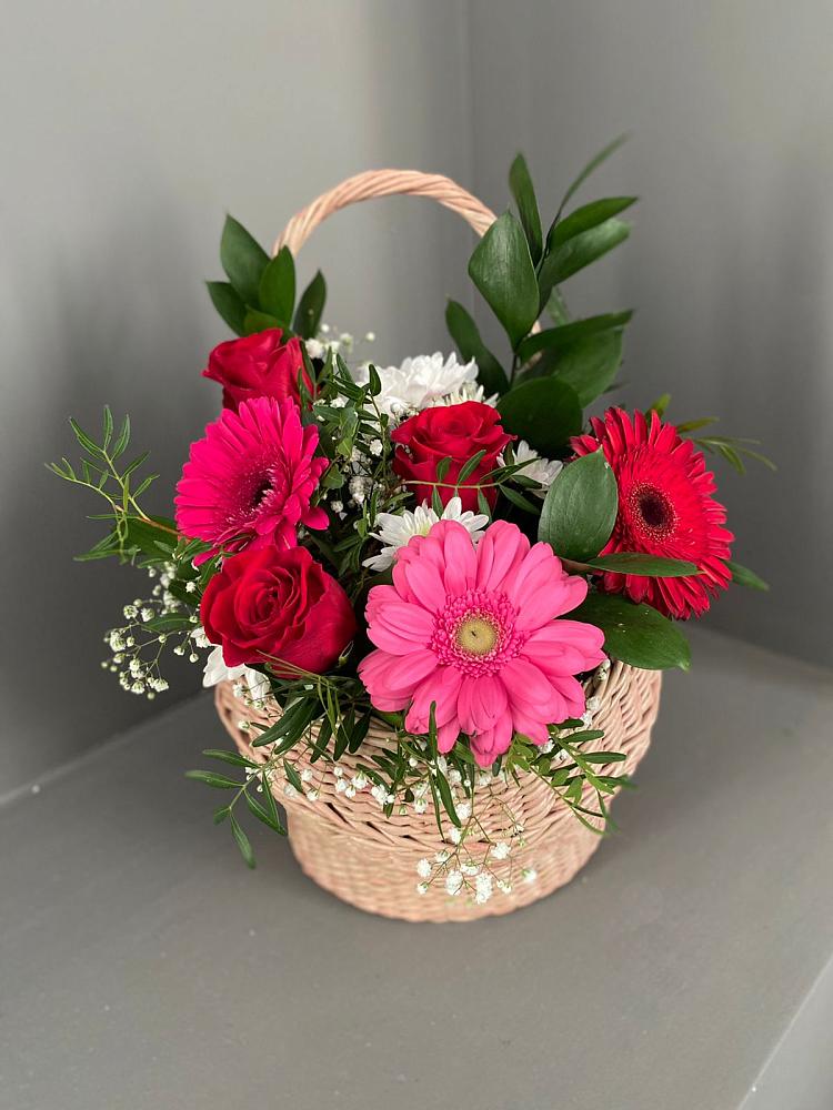Цветочная композиция из Розы, Хризантемы и Герберы в корзине в Маришкино