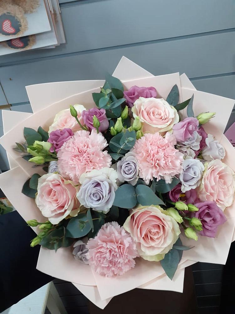 Букет цветов из: Розы, Гвоздики и Лизиантусы в Маришкино