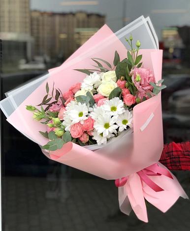 Букет цветов из: Розы, Лизиантусы и Хризантемы в Маришкино